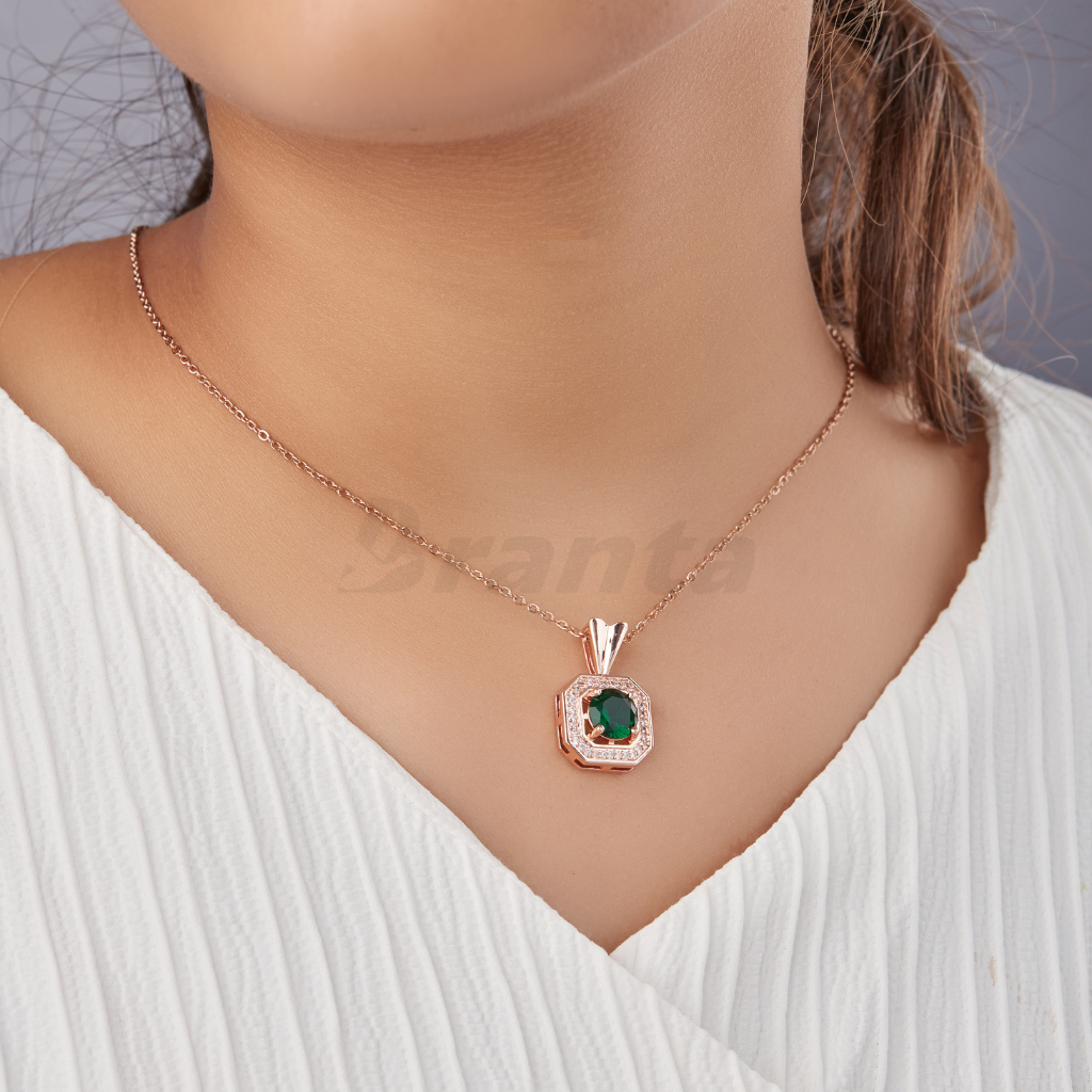 Gold Necklace with Emerald and Diamond | KLENOTA